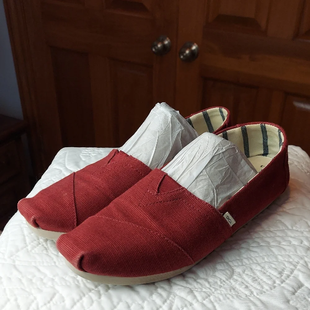 * TOMS Women's Dark Red Canvas Slip-On Flats, Size 8.5Wide